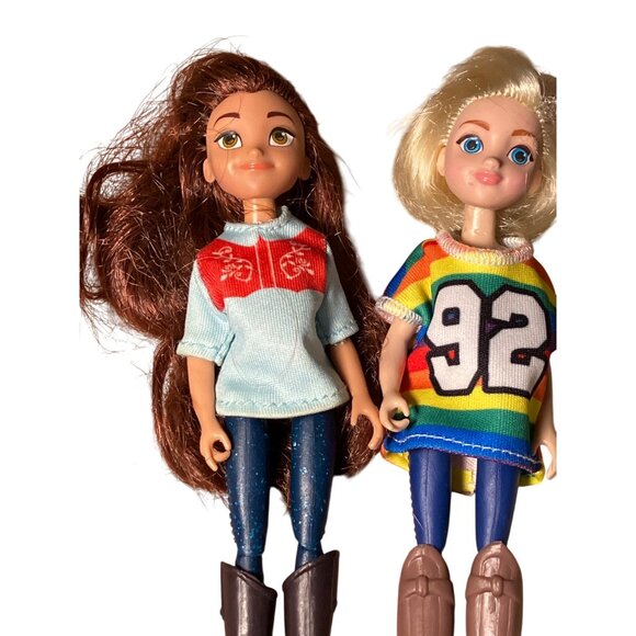 Two DWA Dolls 2017 With Rainbow & Red/Blue Shirts Brown & Blonde Hair - Picture 6 of 12